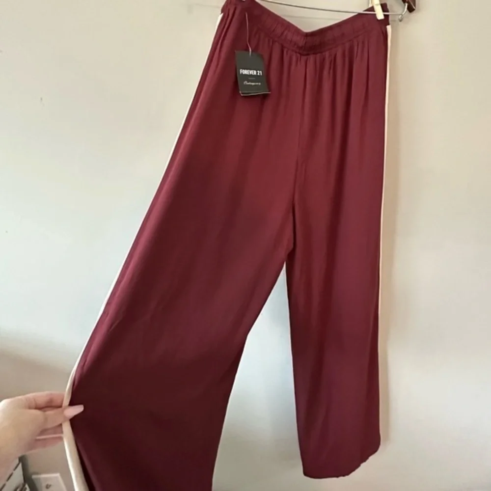 NWT Forever 21 rust colored with stripes down the side trackpants large